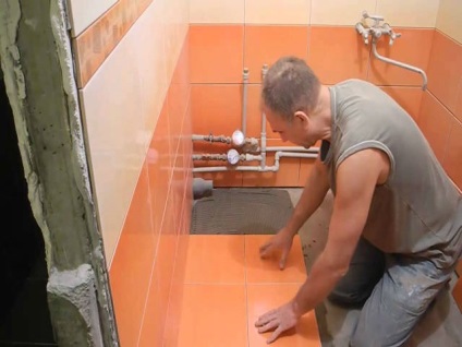 Fektetése csempe a fürdőszobában a saját kezét fotó és videó