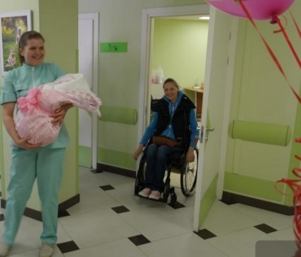 În Ekaterinburg, o pereche de persoane cu handicap cu scaune cu rotile au devenit părinți ai unui copil sănătos, nu