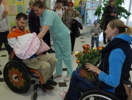Jekatyerinburgban egy pár kerekesszékkel rendelkező fogyatékosság az egészséges baba szülei lett, nem