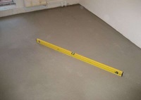 A beton padló összehangolása a vettonite-vel - a padlójavító javítás Szentpéterváron - befejező és javító