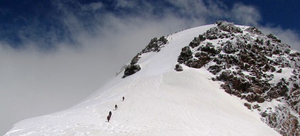 Urmează la Kazbek din partea Georgiei, alpinist