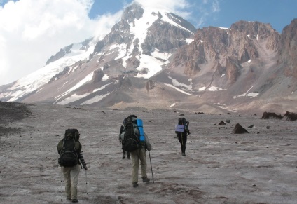 Urmează la Kazbek din partea Georgiei, alpinist