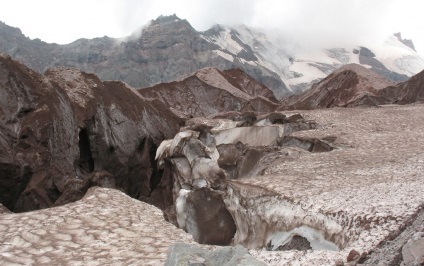 Urmează la Kazbek din partea Georgiei, alpinist