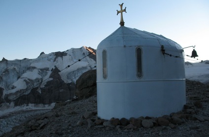 Urmează la Kazbek din partea Georgiei, alpinist