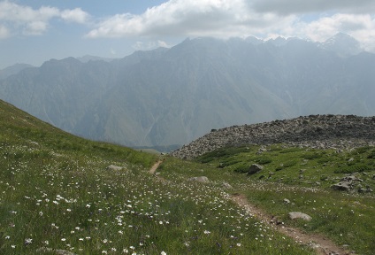 Urmează la Kazbek din partea Georgiei, alpinist