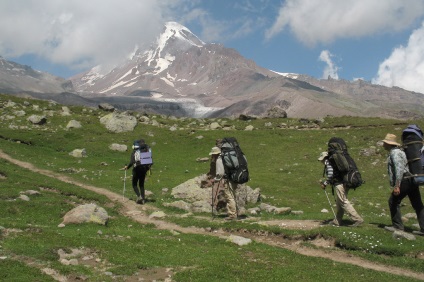 Urmează la Kazbek din partea Georgiei, alpinist