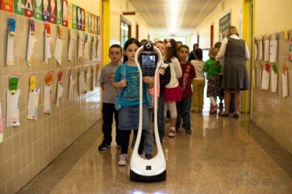 Az iskola helyett a gyermek van egy robot