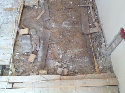 A padló cseréje a lakásban, fából, beton padló helyett, fotó, videó