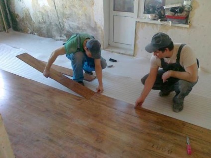 A padló cseréje a lakásban, fából, beton padló helyett, fotó, videó