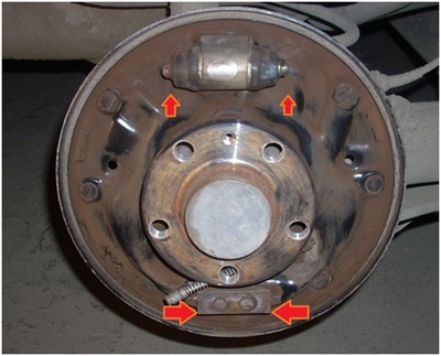 Заміна задніх гальмівних колодок на шкода фабия