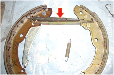 Înlocuirea plăcuțelor de frână spate pentru șabda fabia