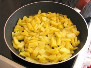 Caserola cu cartofi, carne tocată și ciuperci într-o oală - simple rețete
