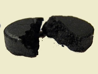 Cărbune activat de acnee în interior și sub formă de măști speciale