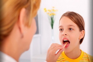 Mint a torokfájás kezelésére a gyermekek számára egy fotó, hogyan kell kezelni a torokfájást a gyermeknek