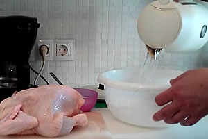 Puiul din cuptor rețetă în întregime cu o fotografie