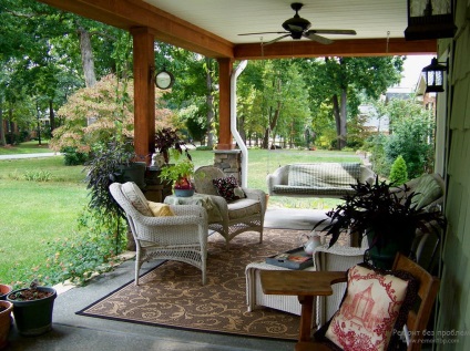 A vidéki ház verandája, a gyönyörű belső tér a képen