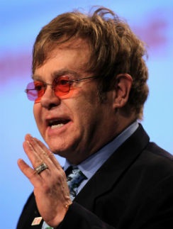 Elton John luptă pentru numele cinstit