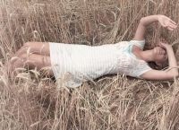 Photoshoot în teren în rochie