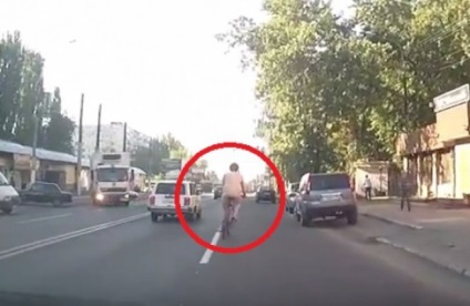 Un ciclist gol pe străzile orașului a fost împușcat pe video - vestea corbului este a mea! online