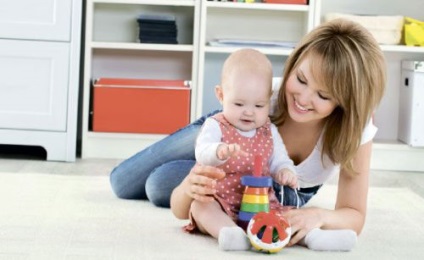 Játékok egy 9 hónapos gyermekével és megfelelő játékokkal, mint egy csecsemővel