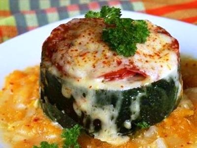 Zucchini inele umplute cu carne tocata, coapte in cuptor