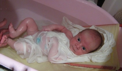 Ce haine sunt necesare pentru un nou-născut pentru prima dată, tifon și scutece gel, cum să aibă grijă