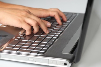 Cum să comutați tastatura pe un laptop