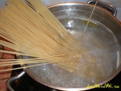 Cum să gătești spaghete cu legume - ceapă și macrou, enciclopedie macaroane