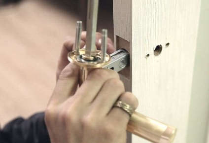 Cum să dezasamblați mânerul ușii instrucțiunii ușii interioare - o sarcină ușoară