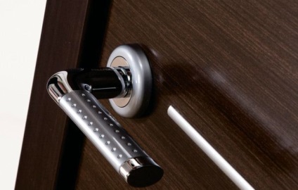 Hogyan lehet szétszerelni a belső ajtó utasításainak ajtókilincsét - könnyű feladat