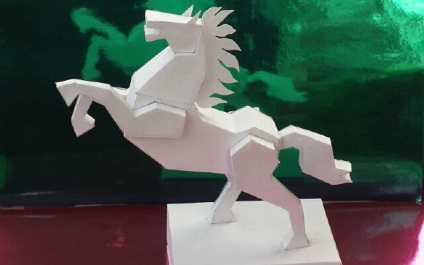 Hogyan készítsünk egy háromdimenziós lovat a papírból?