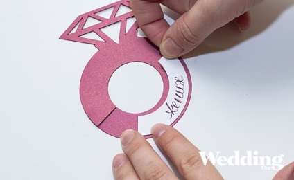 Hogyan készítsek esküvői kártyát egy eljegyzési gyűrű formájában