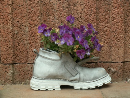 Virágcserép a régi cipők virágjairól!