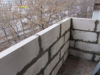 Blocurile de spumă de zidărie blochează pe balconul demnității materialului, tipurilor și tehnologiei
