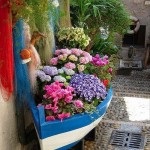 Floarea de flori în barcă este o idee extraordinară a decorului original de grădină