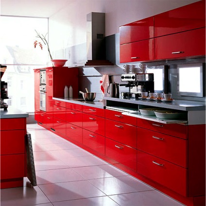 Interiorul bucătăriei roșii - rubin