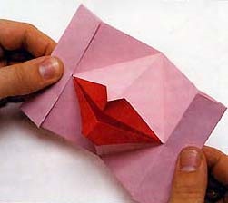 Clasă de masterat pe origami creând un sărut de hârtie