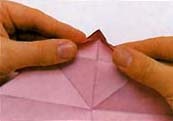Clasă de masterat pe origami creând un sărut de hârtie