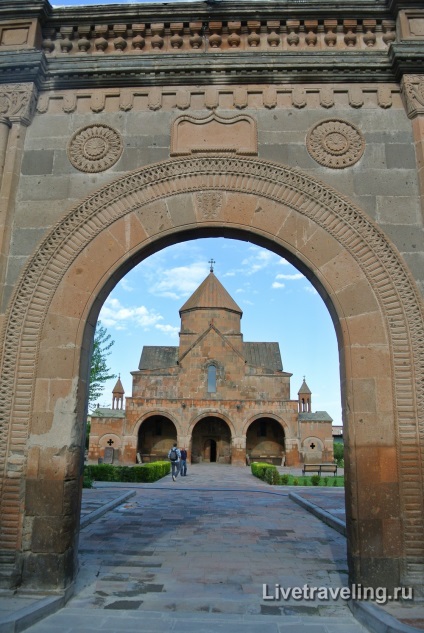 Mănăstirea echmiadzin - armeniană - Vatican - călătoresc viu