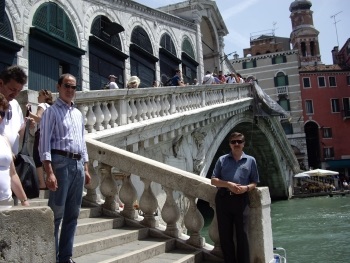 Podul Rialto din Veneția este cel mai vechi și foarte romantic