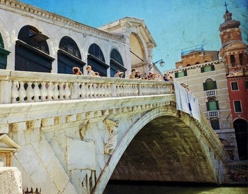 A velencei Rialto-híd a legősibb és nagyon romantikus