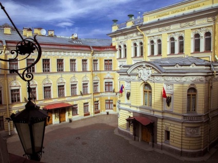 Nontrivial Petersburg, sau cinci elemente ale lui Petru