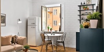 Un apartament cu un apartament cu mobilier Ikea, roomidea