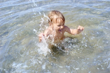 Oceanul tratează autismul ce se întâmplă cu un copil care captează un val