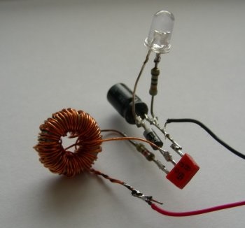 Tápellátás LED-ek egy akkumulátorról aa