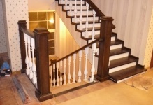 U alakú lépcsőház egy emelvény a második emeleten, videó és gyártás, 180 fok, számítás