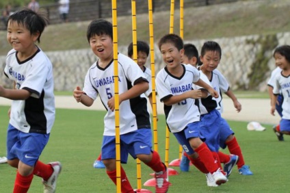 De ce copiii ar trebui să practice sporturi de echipă