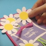 O simplă clasă de master, cu o fotografie a unui trandafir și a unei lale de hârtie cu mâinile tale