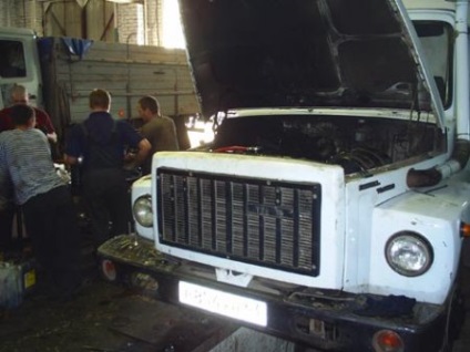 Varietăți de reparare a camioanelor - în garaj