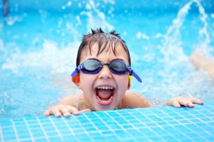 Copil în piscină pe care trebuie să-l urmezi pe mama info (mama info)